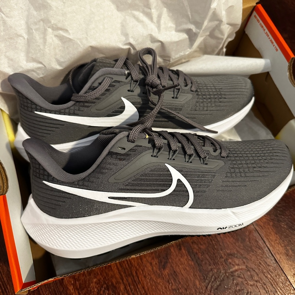 NIKE AIR ZOOM PEGASUS BRAND NEW — SIZE 8